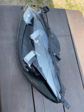Laden Sie das Bild in den Galerie-Viewer, Frontscheinwerfer Ford Kuga I 8790646890 Links Scheinwerfer Headlight SCH5773386235yi