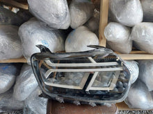 Load image into Gallery viewer, Frontscheinwerfer Dacia Duster 260106194R 260602465R Full LED Ein Satz Headlight SCH5786030295nv