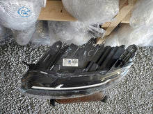Load image into Gallery viewer, Frontscheinwerfer Dacia Duster 260106194R 260602465R Full LED Ein Satz Headlight SCH5786030295nv