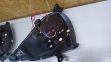 Laden Sie das Bild in den Galerie-Viewer, Frontscheinwerfer Ford SK3301 Ein Stück (Rechts oder Links) Headlight SCH5813806776hr