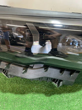Laden Sie das Bild in den Galerie-Viewer, Frontscheinwerfer BMW 5 5A798D7-09 0301128237A LE22A6494 LED Links Headlight SCH5937673999en