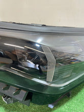 Laden Sie das Bild in den Galerie-Viewer, Frontscheinwerfer BMW 5 5A798D7-09 0301128237A LE22A6494 LED Links Headlight SCH5937673999en