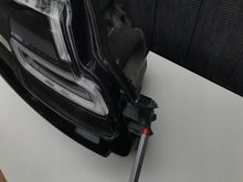 Laden Sie das Bild in den Galerie-Viewer, Frontscheinwerfer Land Rover Range Velar L560 J8A2-13W029-EG Full LED Rechts SCH5962803248vz
