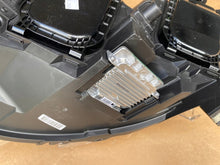 Laden Sie das Bild in den Galerie-Viewer, Frontscheinwerfer Opel Zafira Vivaro 983283648000 Xenon Rechts oder Links SCH5963482431jm
