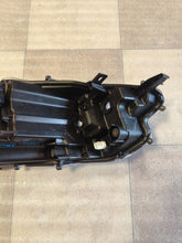Laden Sie das Bild in den Galerie-Viewer, Frontscheinwerfer Toyota Yaris EU-K06 Links Scheinwerfer Headlight SCH6117399208hb
