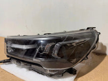 Laden Sie das Bild in den Galerie-Viewer, Frontscheinwerfer Toyota Hilux ARO31089 Links Scheinwerfer Headlight SCH6131171640mk