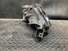 Laden Sie das Bild in den Galerie-Viewer, Frontscheinwerfer Mazda 3 Bp S2607C004 Links Scheinwerfer Headlight SCH6257715018vm