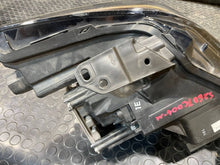 Laden Sie das Bild in den Galerie-Viewer, Frontscheinwerfer Mazda 3 Bp S2607C004 Links Scheinwerfer Headlight SCH6257715018vm