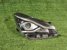 Laden Sie das Bild in den Galerie-Viewer, Frontscheinwerfer Toyota Yaris NRR1478 Rechts Scheinwerfer Headlight SCH6386534396fe
