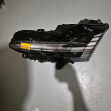 Laden Sie das Bild in den Galerie-Viewer, Frontscheinwerfer Volvo 80000401 Full LED Links Scheinwerfer Headlight SCH6386815626ks