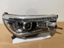 Laden Sie das Bild in den Galerie-Viewer, Frontscheinwerfer Toyota Hilux ARO31091 Links Scheinwerfer Headlight SCH6416727149ly