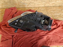 Laden Sie das Bild in den Galerie-Viewer, Frontscheinwerfer VW Passat 3C0941751G Xenon Links Scheinwerfer Headlight SCH6461675209ve