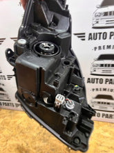 Laden Sie das Bild in den Galerie-Viewer, Frontscheinwerfer Toyota Yaris 212-11BZL-LDEM2 Links Scheinwerfer Headlight SCH6524125866ui