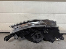 Laden Sie das Bild in den Galerie-Viewer, Frontscheinwerfer Skoda Rapid 5JB941015 Xenon Links Scheinwerfer Headlight SCH6793442216jw