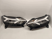 Laden Sie das Bild in den Galerie-Viewer, Frontscheinwerfer Dacia Sandero III Logan 260107920R 260602561 LED Ein Satz SCH6795461520pc