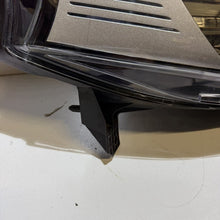Load image into Gallery viewer, Frontscheinwerfer Renault Trafic III 260105469R Rechts Scheinwerfer Headlight SCH6904932426bc