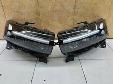 Laden Sie das Bild in den Galerie-Viewer, Frontscheinwerfer Dacia Duster 260107725R Ein Satz Scheinwerfer Headlight SCH7057079201au