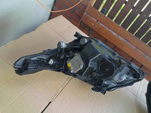 Laden Sie das Bild in den Galerie-Viewer, Frontscheinwerfer Toyota Avensis 10100-17687LH Xenon Ein Satz Headlight SCH7154729414bp