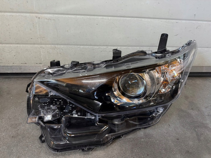 Frontscheinwerfer Toyota Auris 8111002K30 90070909KOD 85122000 Ein Satz SCH7184338555il