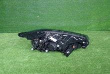 Laden Sie das Bild in den Galerie-Viewer, Frontscheinwerfer Ssangyong Korando 8310137101 Links Scheinwerfer Headlight SCH7220573129fx