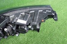 Laden Sie das Bild in den Galerie-Viewer, Frontscheinwerfer Ssangyong Korando 8310137101 Links Scheinwerfer Headlight SCH7220573129fx