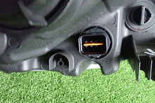 Laden Sie das Bild in den Galerie-Viewer, Frontscheinwerfer Ssangyong Korando 8310137101 Links Scheinwerfer Headlight SCH7220573129fx