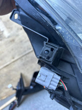Laden Sie das Bild in den Galerie-Viewer, Frontscheinwerfer Toyota Auris 81110-02E21 Rechts Scheinwerfer Headlight SCH7253496894yq