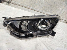 Laden Sie das Bild in den Galerie-Viewer, Frontscheinwerfer Toyota Yaris EUK0-6 Links Scheinwerfer Headlight SCH7423115158ar