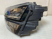 Laden Sie das Bild in den Galerie-Viewer, Frontscheinwerfer Skoda Karoq 57B941015D Full LED Links Scheinwerfer Headlight SCH7496623700th