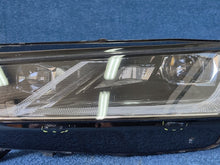 Laden Sie das Bild in den Galerie-Viewer, Frontscheinwerfer Skoda Octavia IV 5E4941015A LED Links Scheinwerfer Headlight SCH7505400639hw