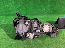 Laden Sie das Bild in den Galerie-Viewer, Frontscheinwerfer Toyota CSC19520 Links Scheinwerfer Headlight SCH7581471368ct
