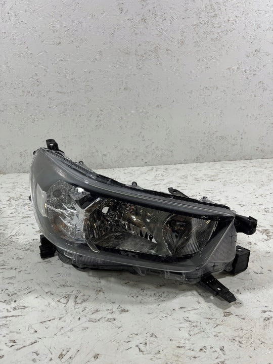 Frontscheinwerfer Toyota Hilux VIII 81110-0KK60 Rechts Scheinwerfer Headlight SCH7737682739cu