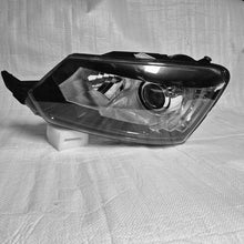 Laden Sie das Bild in den Galerie-Viewer, Frontscheinwerfer Skoda Yeti 5L1941017D Links Scheinwerfer Headlight SCH7782633873zm
