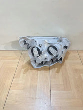 Laden Sie das Bild in den Galerie-Viewer, Frontscheinwerfer Isuzu D-Max I 10018544 Links Scheinwerfer Headlight SCH7792386037it