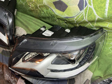 Laden Sie das Bild in den Galerie-Viewer, Frontscheinwerfer VW Transporter 7E5941015 7E5941016 Xenon Ein Satz Headlight SCH7802895918ei