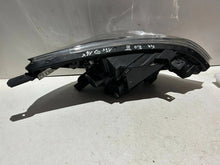 Laden Sie das Bild in den Galerie-Viewer, Frontscheinwerfer Kia Rio III 921011W Links Scheinwerfer Headlight SCH7936418286mu