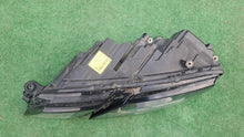 Laden Sie das Bild in den Galerie-Viewer, Frontscheinwerfer Skoda Octavia III 5E1941015D LED Links Scheinwerfer Headlight SCH7936860414lf