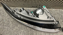 Laden Sie das Bild in den Galerie-Viewer, Frontscheinwerfer Land Rover Evoque BJ3213W029EE Ein Stück (Rechts oder Links) SCH7958273662lo