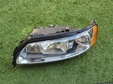 Load image into Gallery viewer, Frontscheinwerfer Volvo V70 30784248 89901008 Links Scheinwerfer Headlight SCH8039358949bw