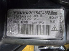 Load image into Gallery viewer, Frontscheinwerfer Volvo V70 30784248 89901008 Links Scheinwerfer Headlight SCH8039358949bw
