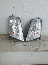 Laden Sie das Bild in den Galerie-Viewer, Frontscheinwerfer Volvo 24159375 Ein Satz Scheinwerfer Headlight SCH8047704327rb