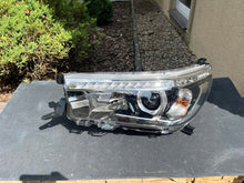 Laden Sie das Bild in den Galerie-Viewer, Frontscheinwerfer Toyota Hilux VIII 1598723 Links Scheinwerfer Headlight SCH8075615030di