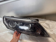 Load image into Gallery viewer, Frontscheinwerfer Kia Optima 92102-2T570 Rechts Scheinwerfer Headlight SCH8144937951tu