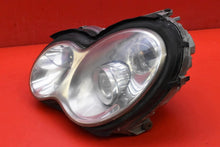 Laden Sie das Bild in den Galerie-Viewer, Frontscheinwerfer Mercedes-Benz W203 A2038203761 Links Scheinwerfer Headlight SCH8200913380qd