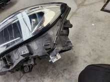 Laden Sie das Bild in den Galerie-Viewer, Frontscheinwerfer Mercedes-Benz Gla A1569061700 Links Scheinwerfer Headlight SCH8221564690uc