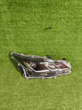 Laden Sie das Bild in den Galerie-Viewer, Frontscheinwerfer Toyota Corolla 81110-02T31 Rechts Scheinwerfer Headlight SCH8248993249aq