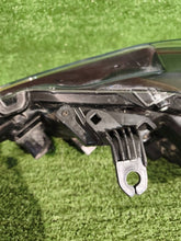 Laden Sie das Bild in den Galerie-Viewer, Frontscheinwerfer Toyota Corolla 81110-02T31 Rechts Scheinwerfer Headlight SCH8248993249aq