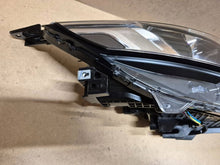Laden Sie das Bild in den Galerie-Viewer, Frontscheinwerfer Mitsubishi L200 8301D378 Rechts Scheinwerfer Headlight SCH8284775364hn