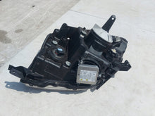 Laden Sie das Bild in den Galerie-Viewer, Frontscheinwerfer Mitsubishi Pajero IV 2006-2015 Xenon Rechts Headlight SCH8341335235lt