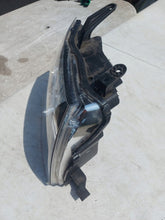 Laden Sie das Bild in den Galerie-Viewer, Frontscheinwerfer Mitsubishi Pajero IV 2006-2015 Xenon Rechts Headlight SCH8341335235lt